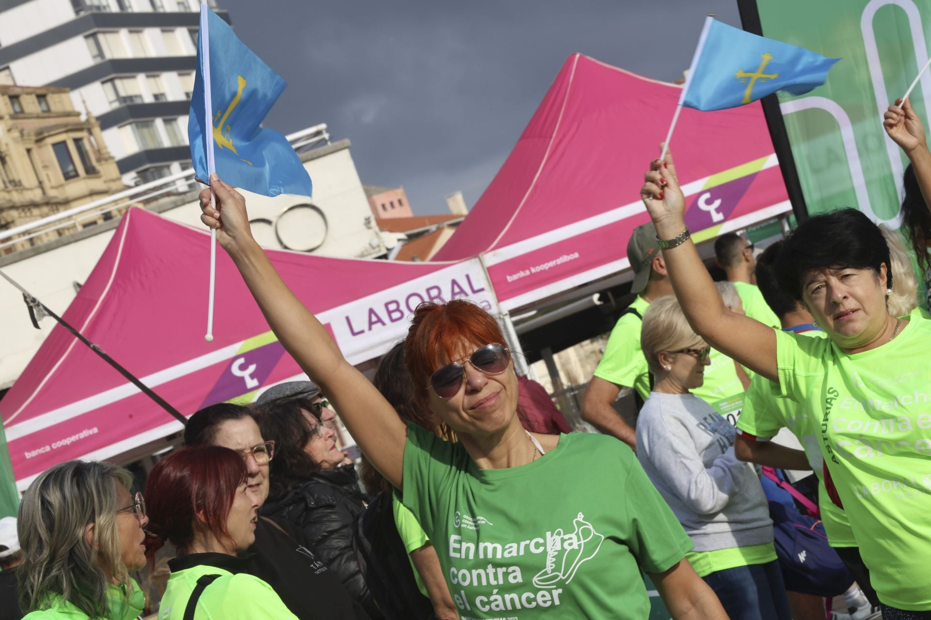 Un marea verde de 2.000 corazones solidarios marcha en Gijón contra el cáncer