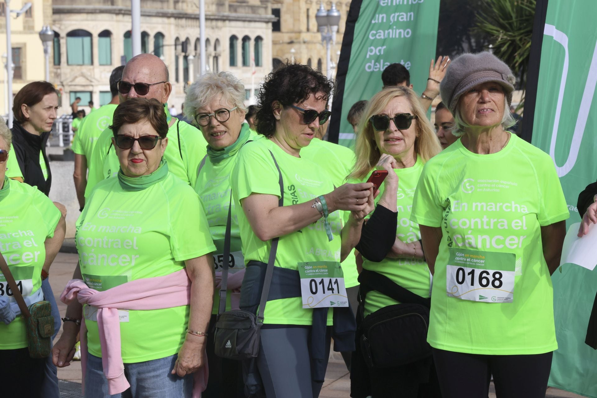 Un marea verde de 2.000 corazones solidarios marcha en Gijón contra el cáncer