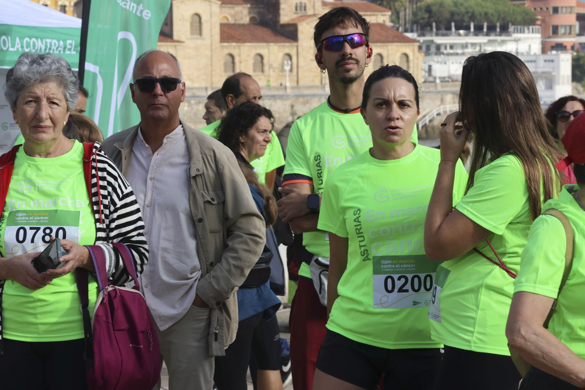 Un marea verde de 2.000 corazones solidarios marcha en Gijón contra el cáncer