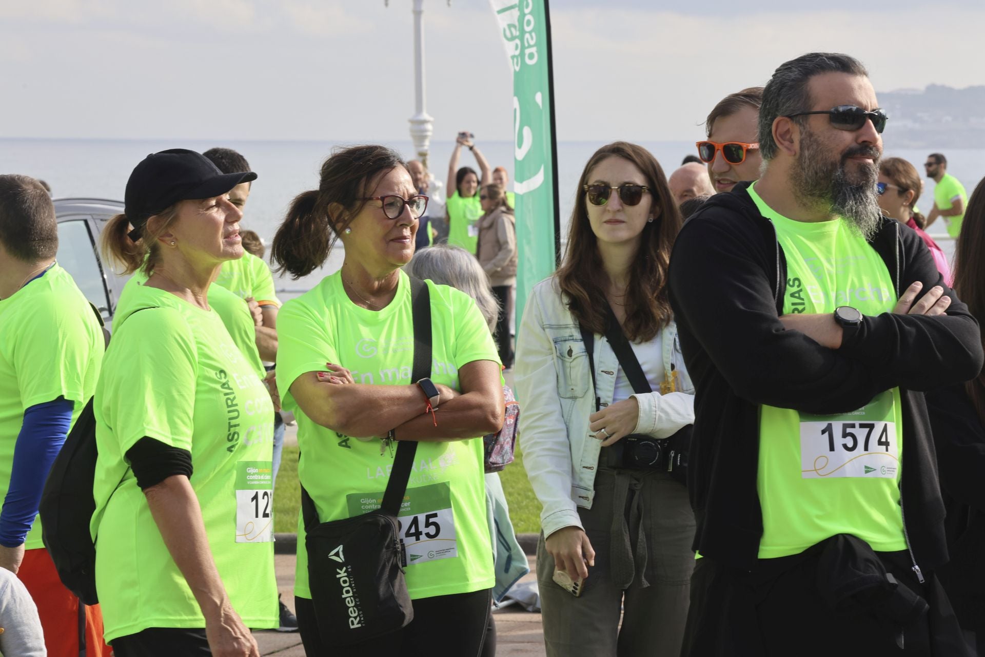 Un marea verde de 2.000 corazones solidarios marcha en Gijón contra el cáncer