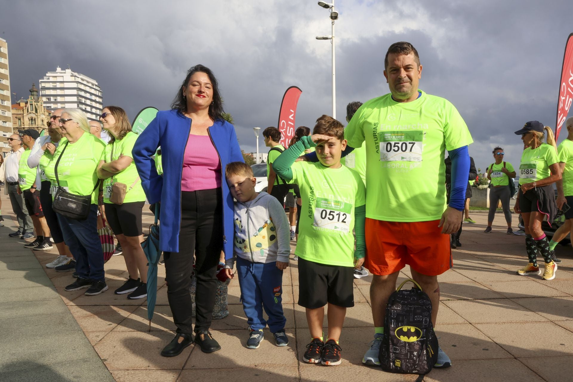 Un marea verde de 2.000 corazones solidarios marcha en Gijón contra el cáncer