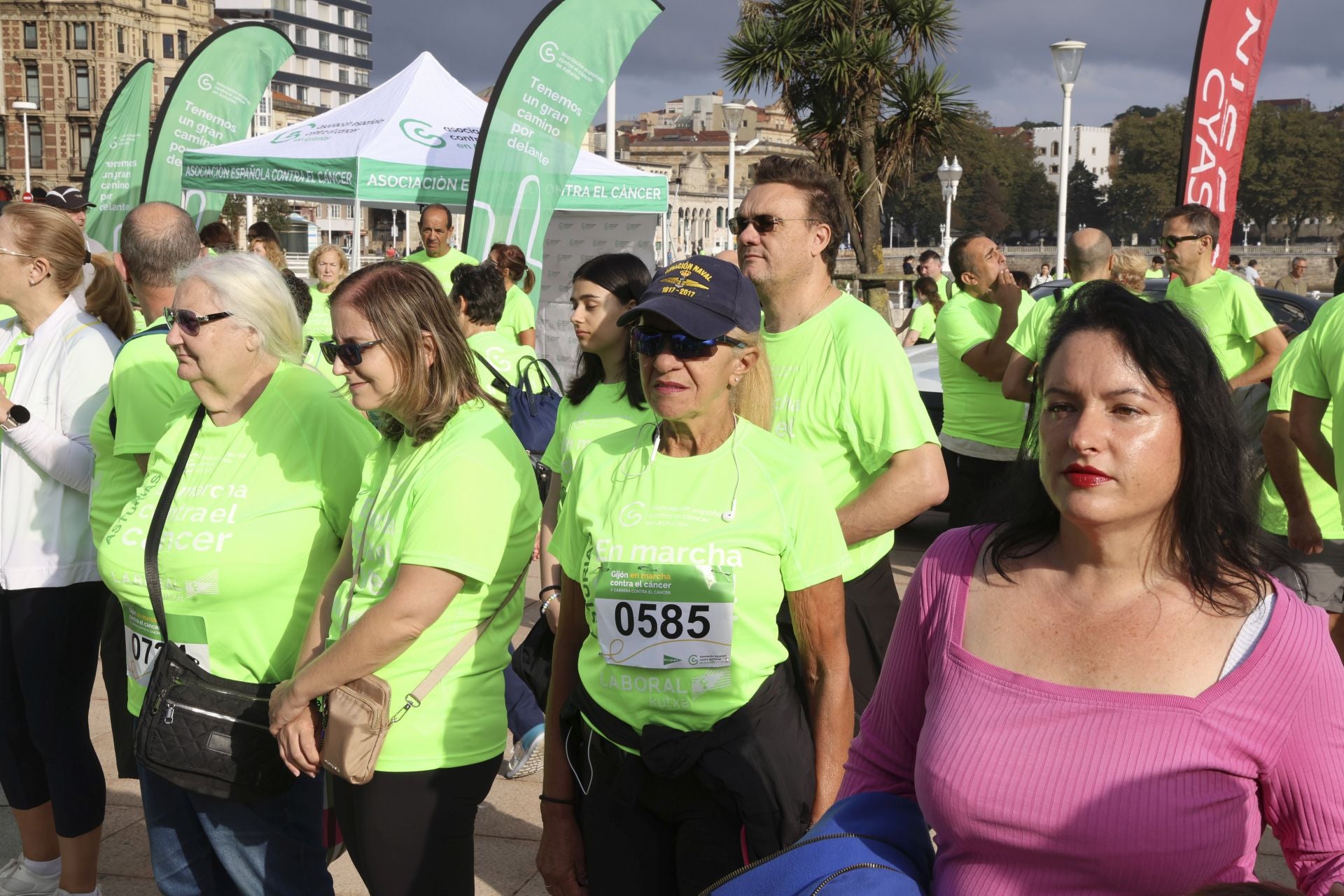 Un marea verde de 2.000 corazones solidarios marcha en Gijón contra el cáncer