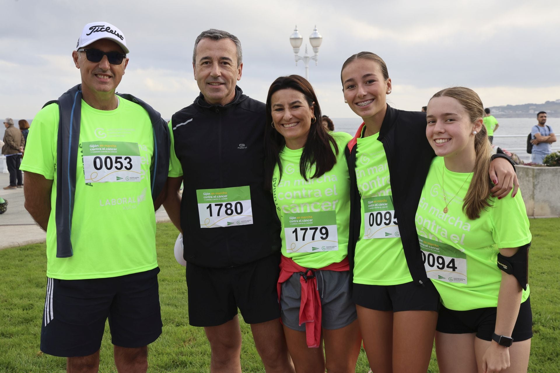 Un marea verde de 2.000 corazones solidarios marcha en Gijón contra el cáncer