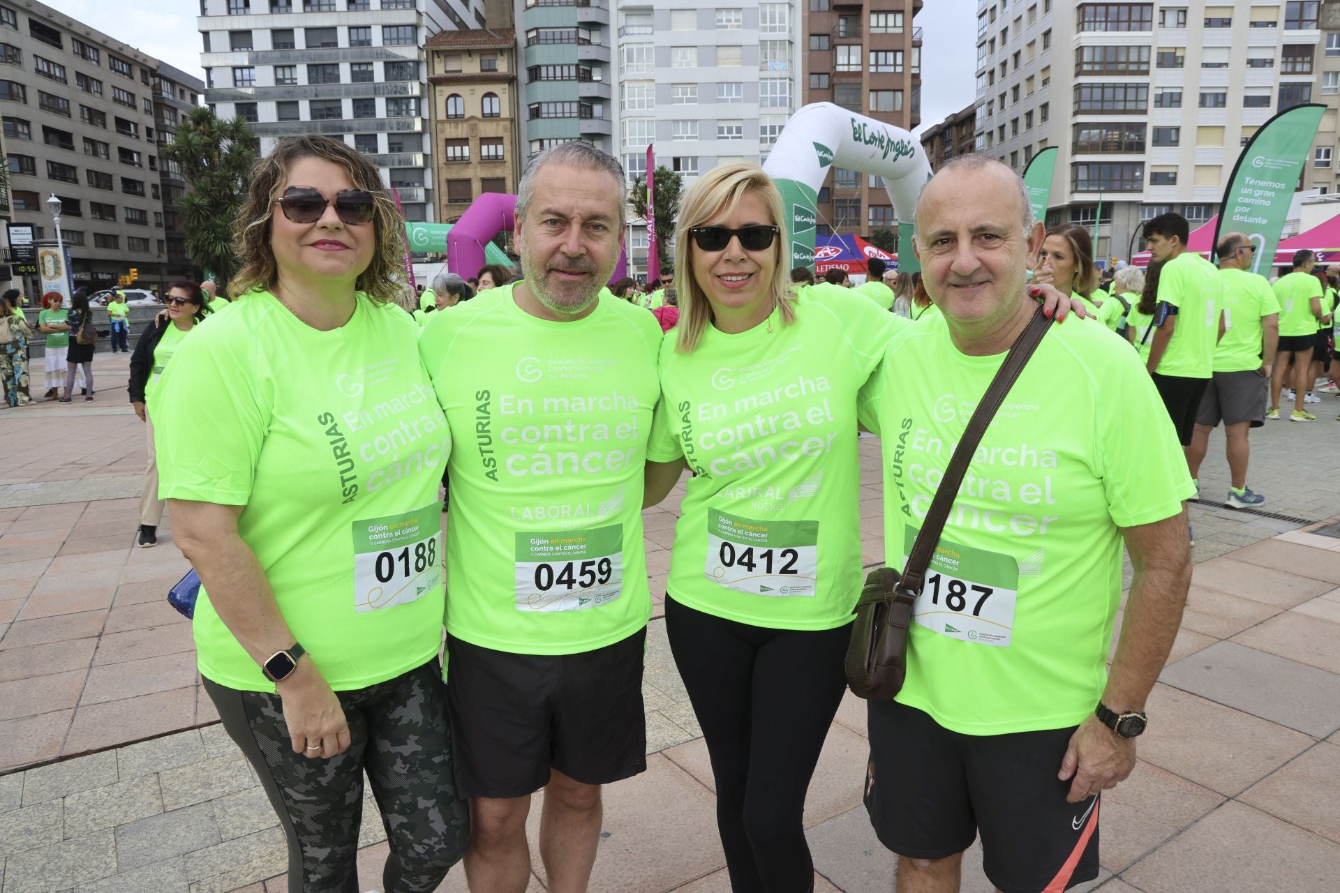 Un marea verde de 2.000 corazones solidarios marcha en Gijón contra el cáncer