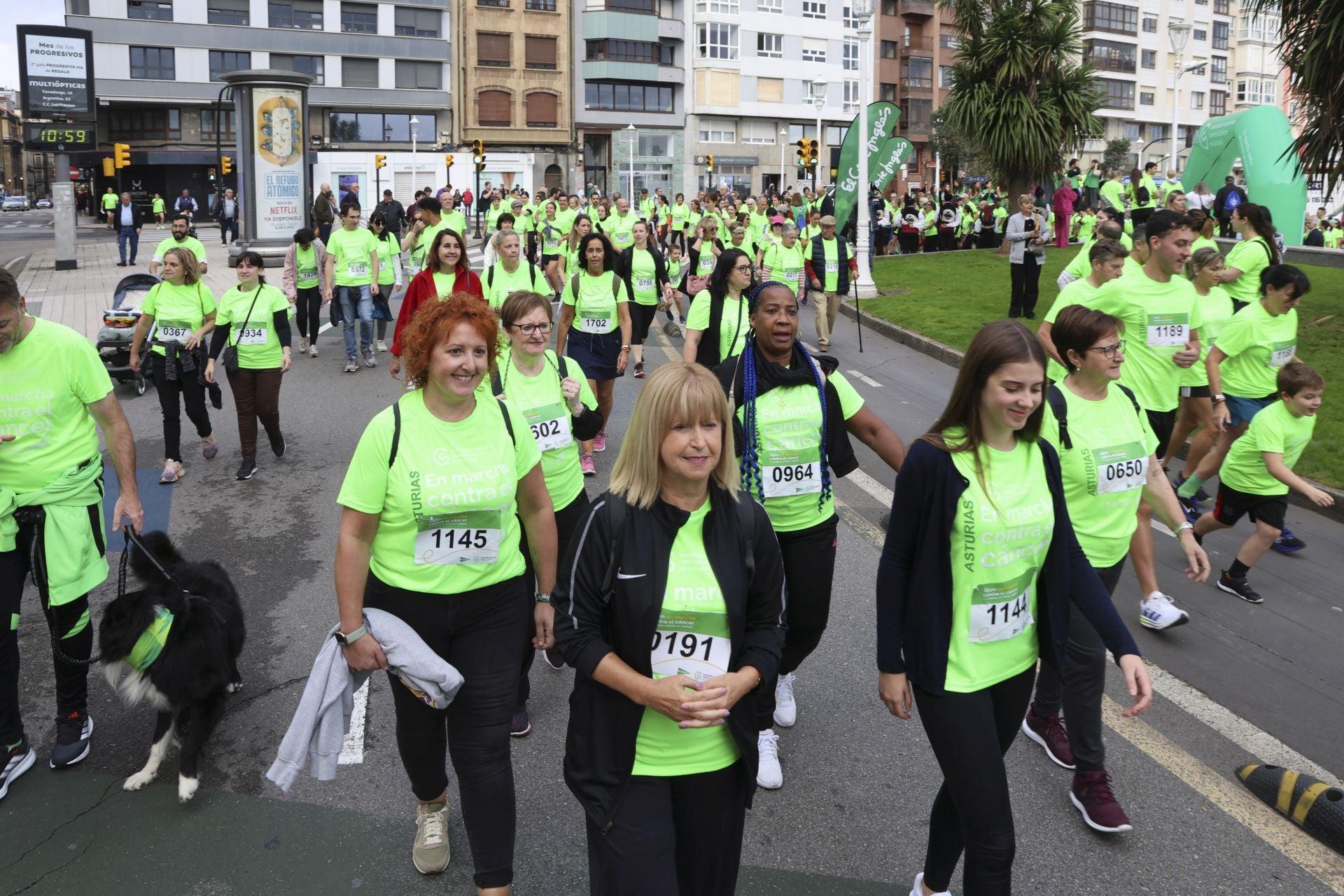 Un marea verde de 2.000 corazones solidarios marcha en Gijón contra el cáncer