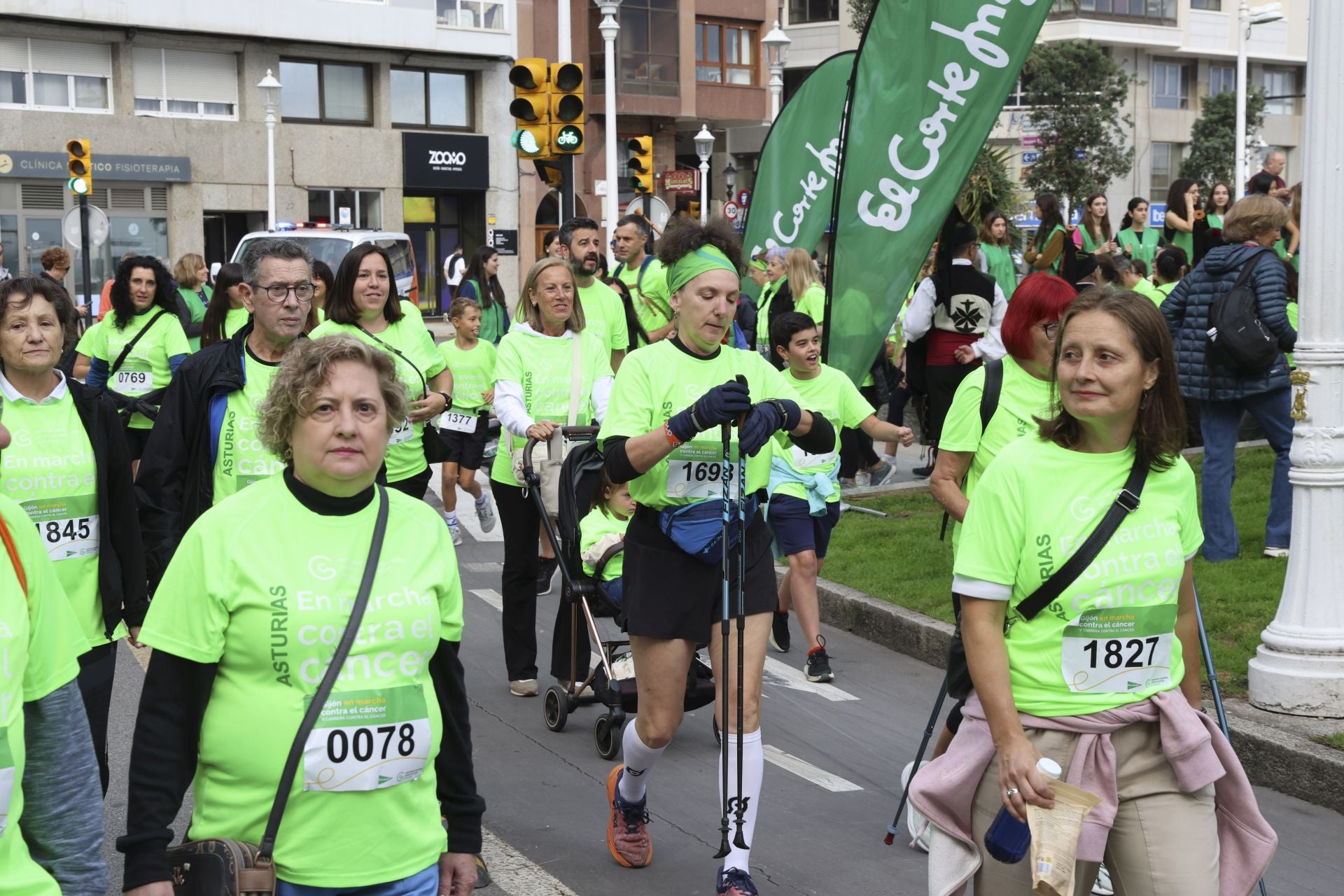 Un marea verde de 2.000 corazones solidarios marcha en Gijón contra el cáncer