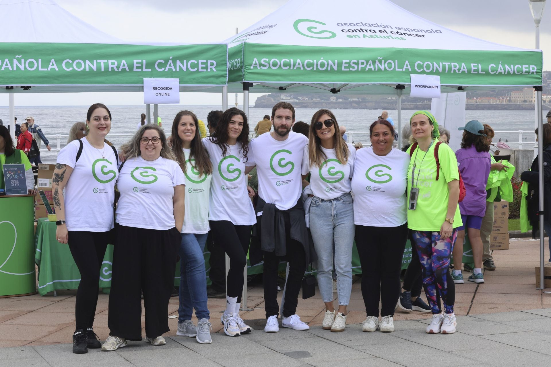 Un marea verde de 2.000 corazones solidarios marcha en Gijón contra el cáncer