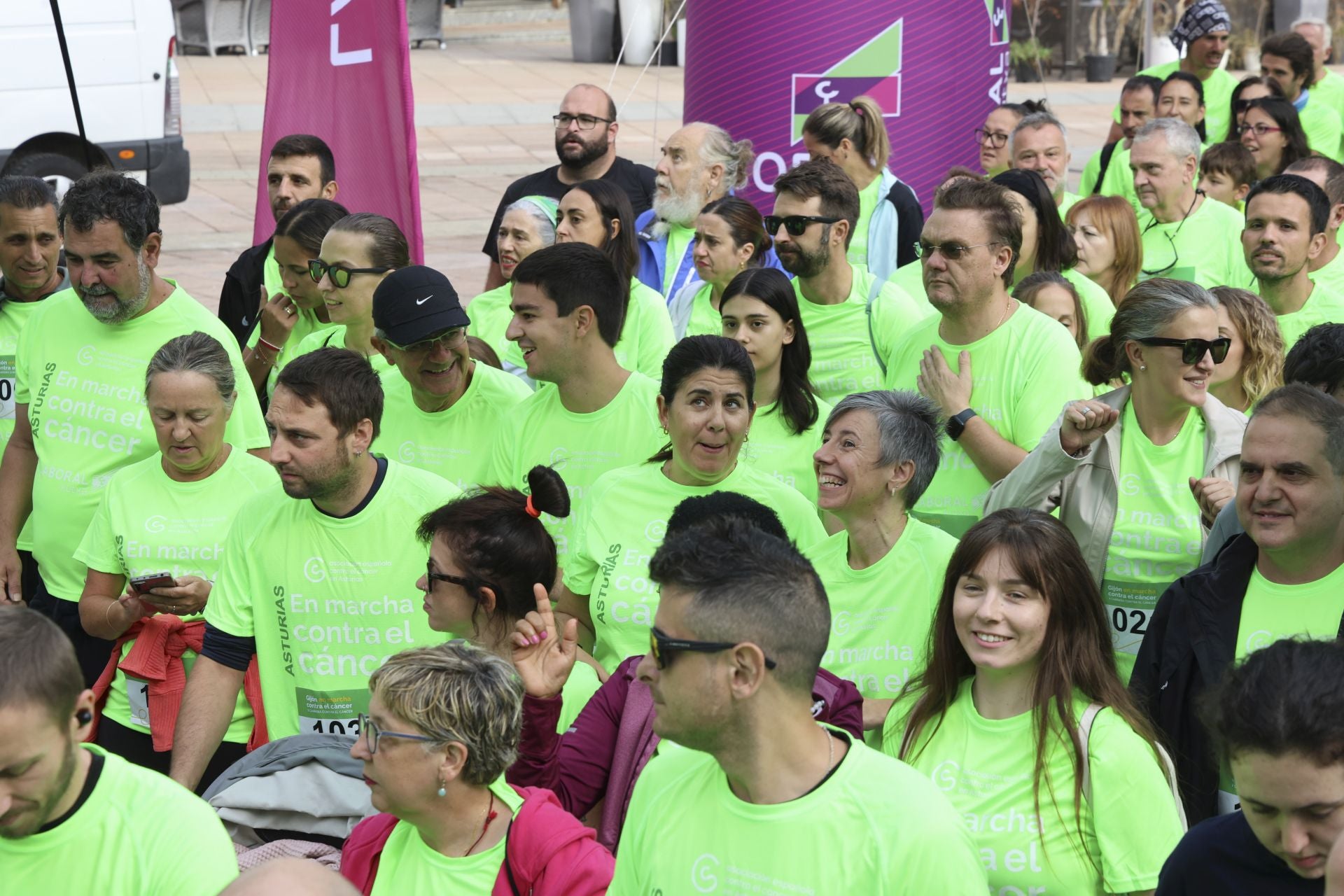 Un marea verde de 2.000 corazones solidarios marcha en Gijón contra el cáncer