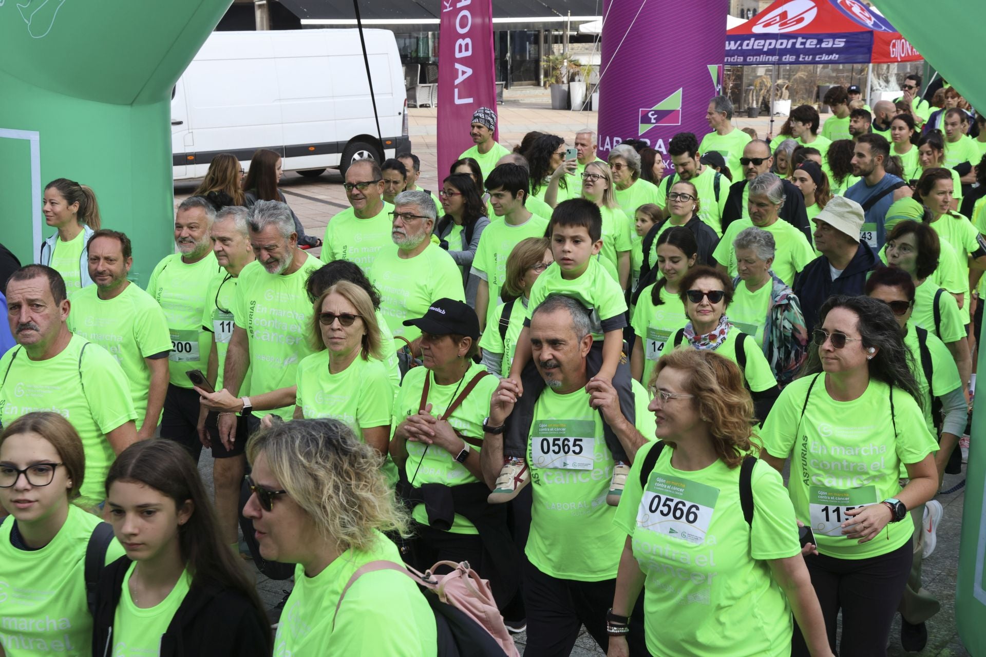 Un marea verde de 2.000 corazones solidarios marcha en Gijón contra el cáncer