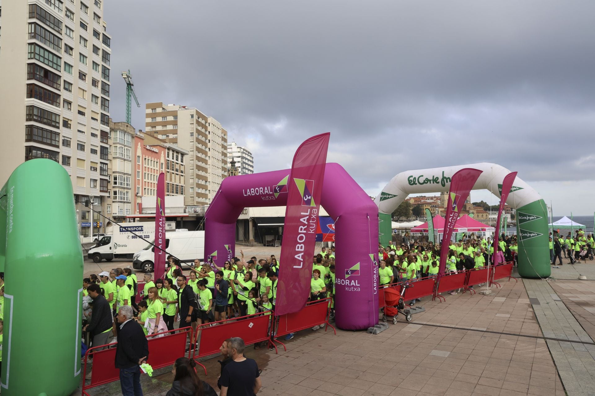 Un marea verde de 2.000 corazones solidarios marcha en Gijón contra el cáncer