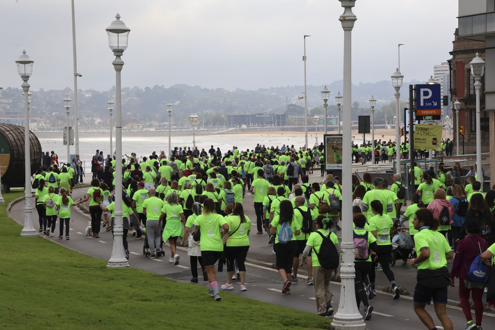 Un marea verde de 2.000 corazones solidarios marcha en Gijón contra el cáncer