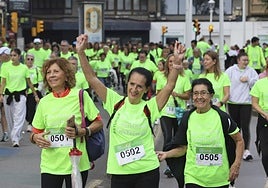 Un marea verde de 2.000 corazones solidarios marcha en Gijón contra el cáncer