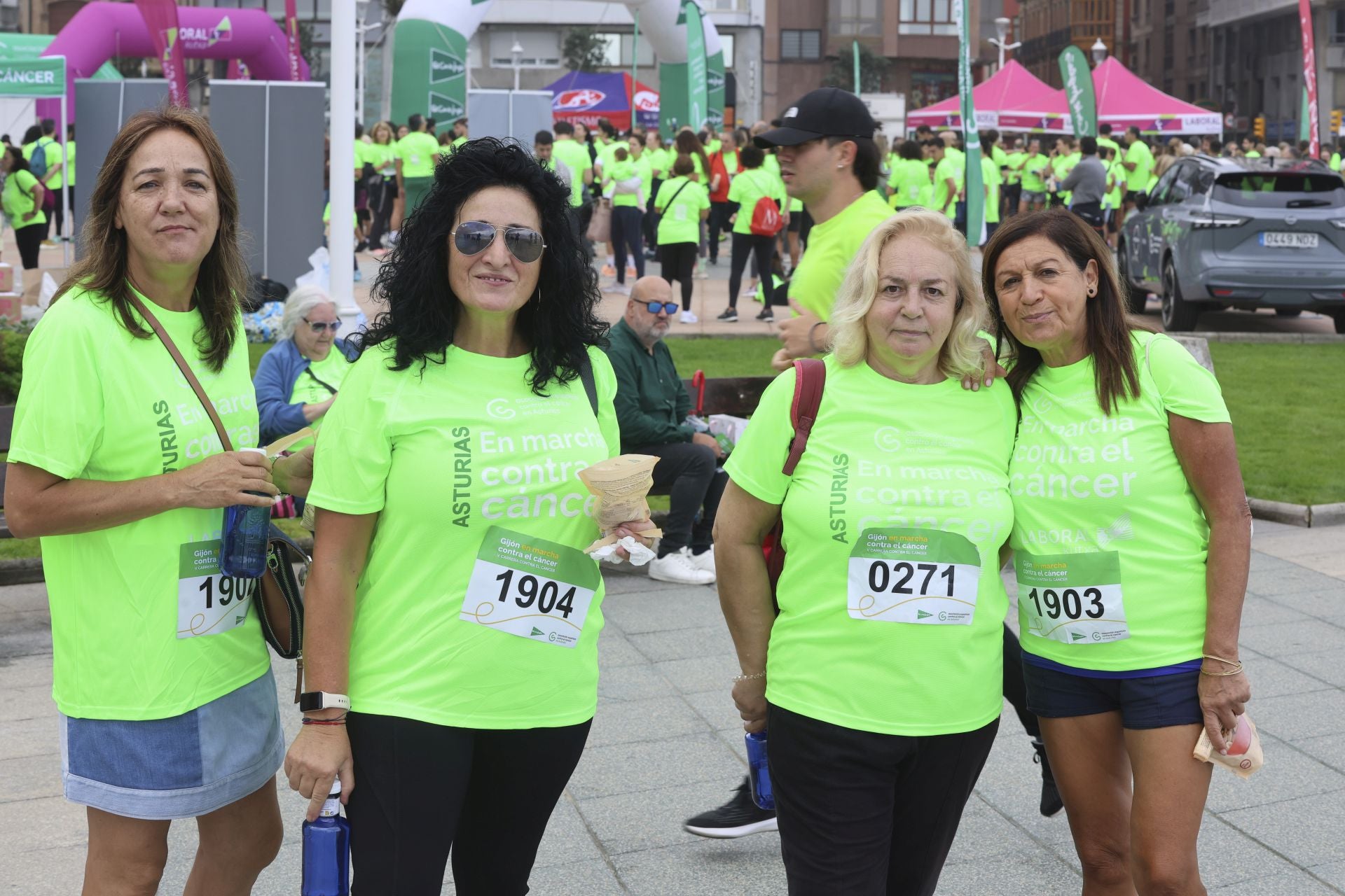 Un marea verde de 2.000 corazones solidarios marcha en Gijón contra el cáncer