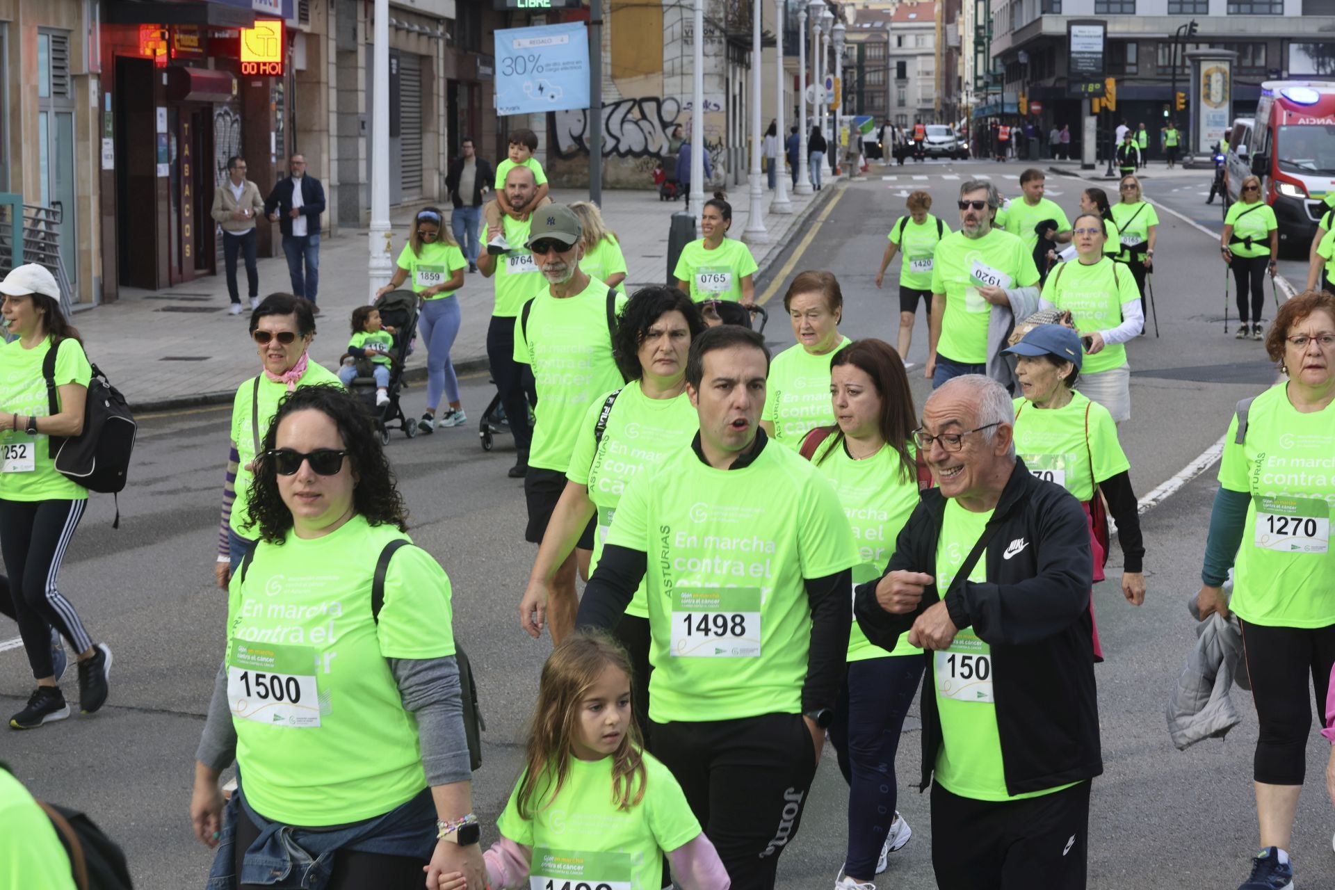Un marea verde de 2.000 corazones solidarios marcha en Gijón contra el cáncer