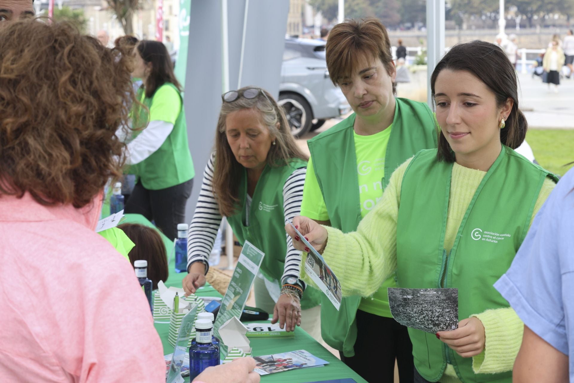 Un marea verde de 2.000 corazones solidarios marcha en Gijón contra el cáncer