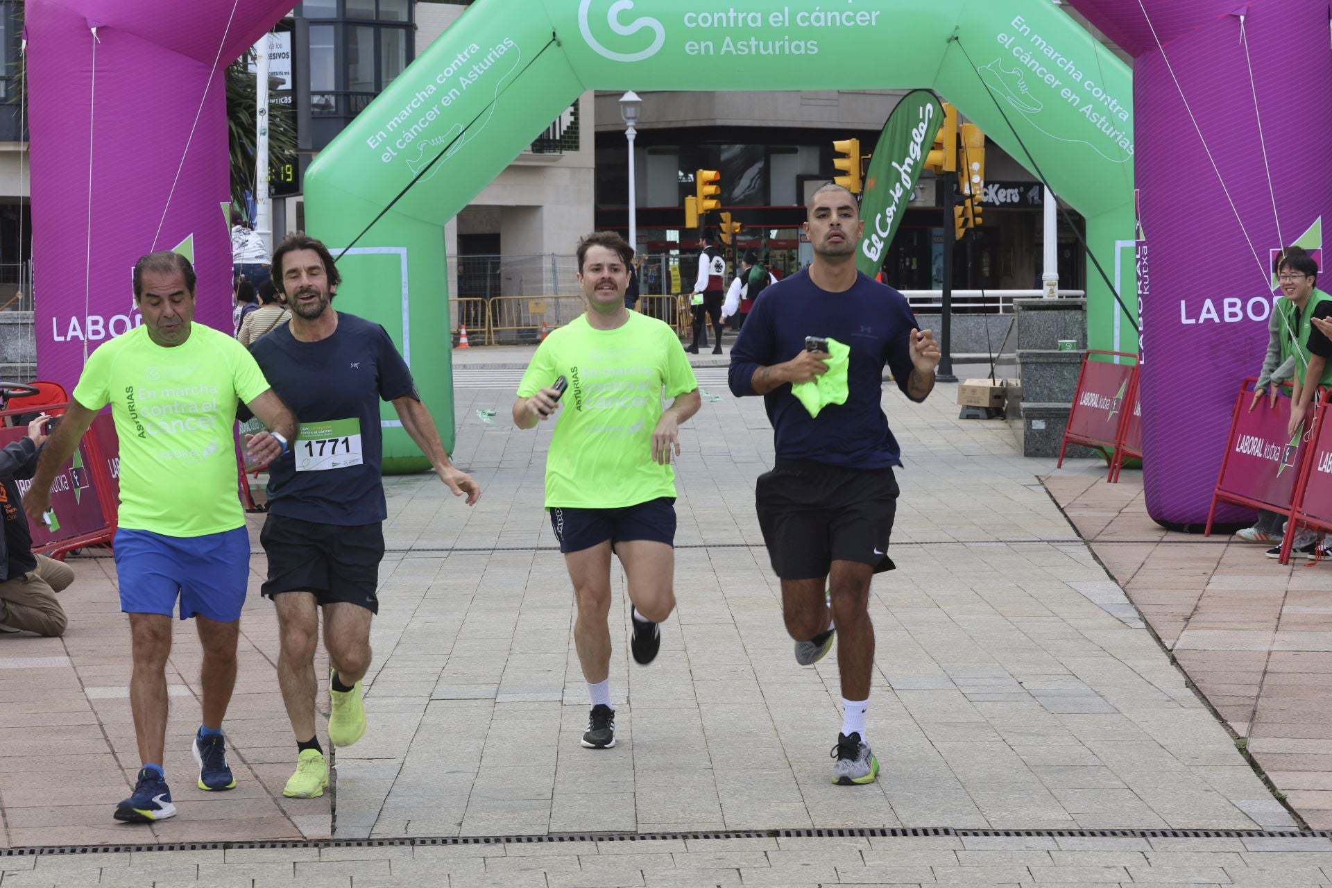 Un marea verde de 2.000 corazones solidarios marcha en Gijón contra el cáncer