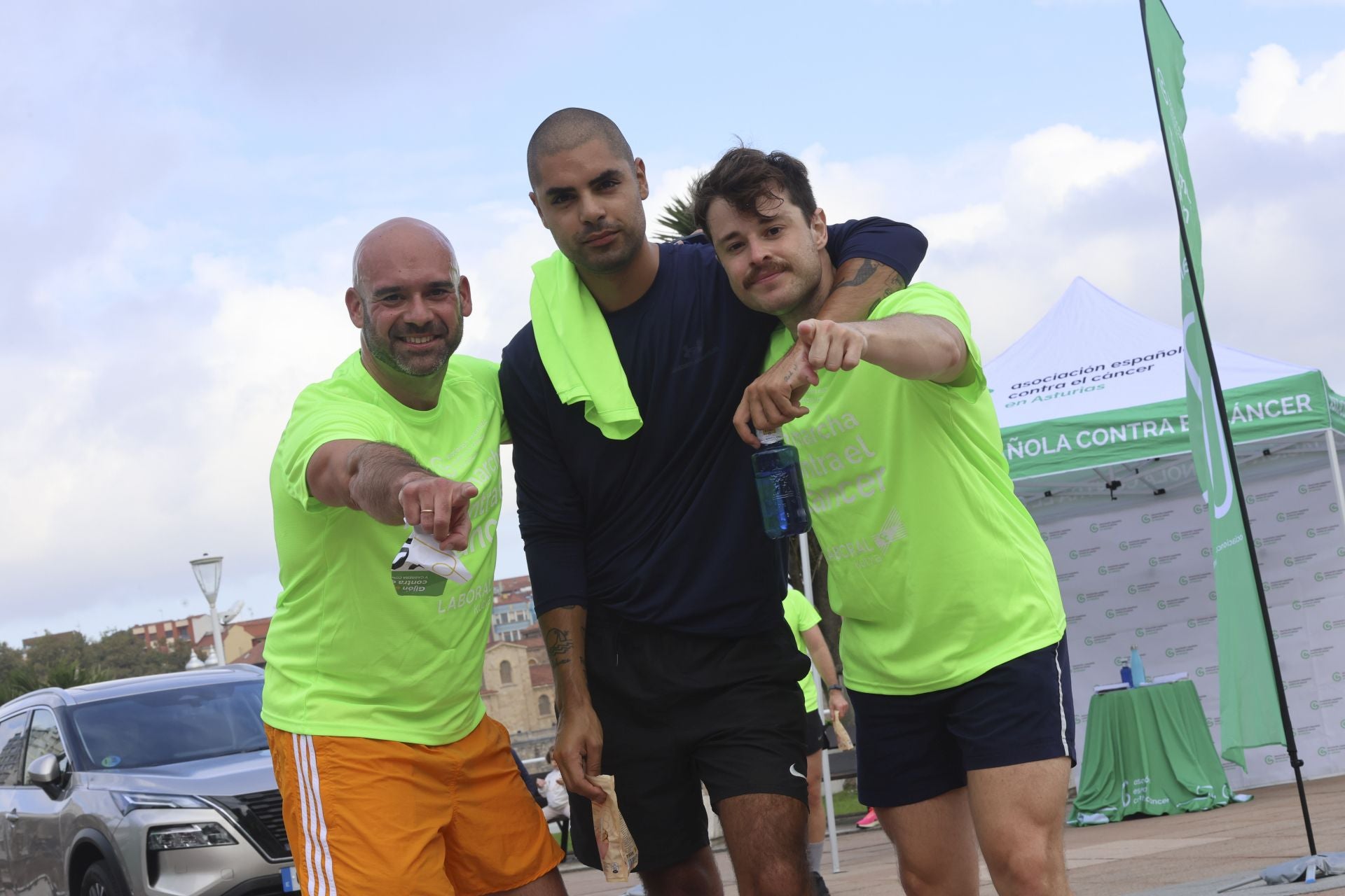 Un marea verde de 2.000 corazones solidarios marcha en Gijón contra el cáncer