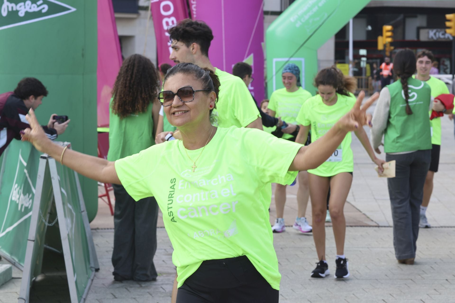 Un marea verde de 2.000 corazones solidarios marcha en Gijón contra el cáncer