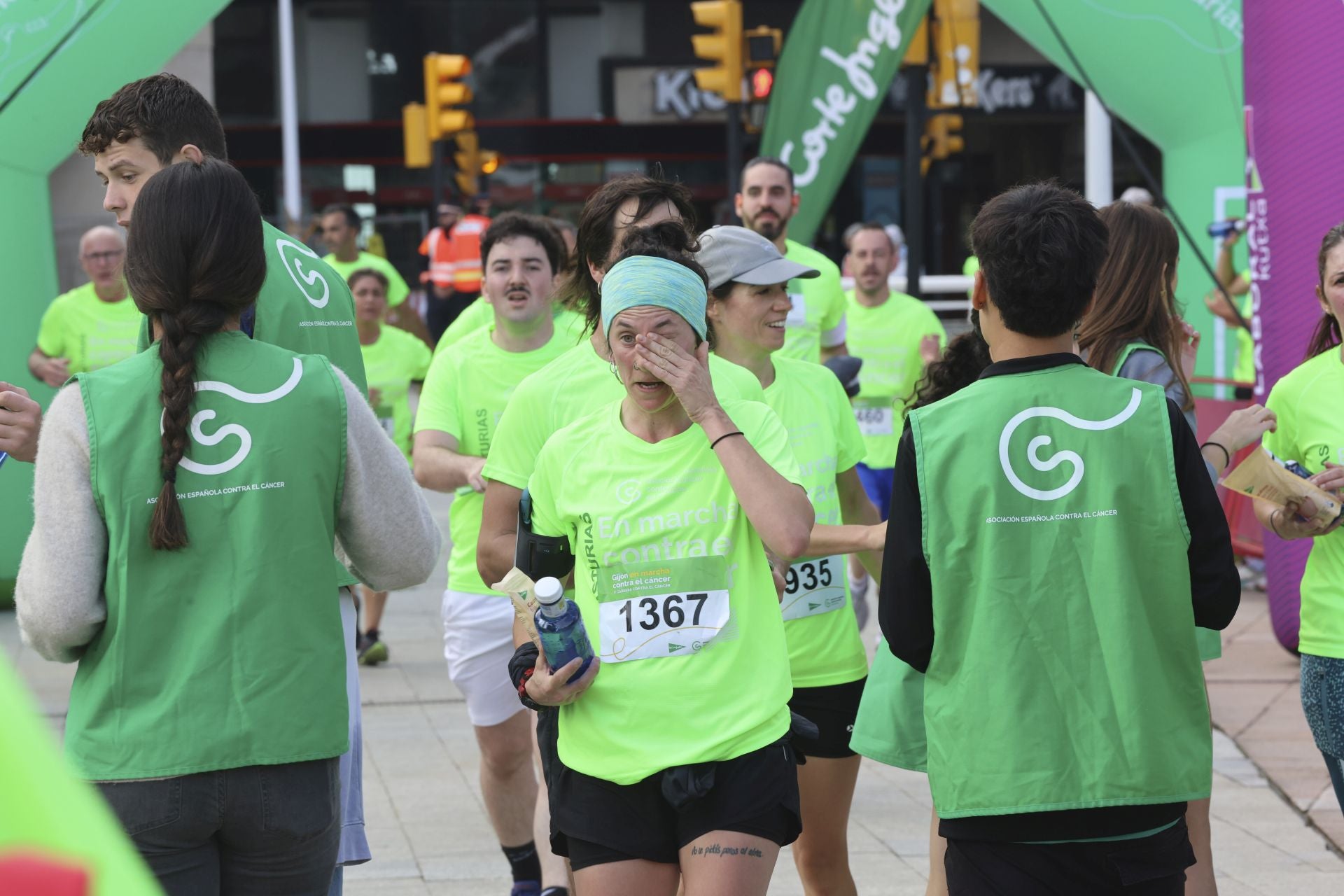 Un marea verde de 2.000 corazones solidarios marcha en Gijón contra el cáncer