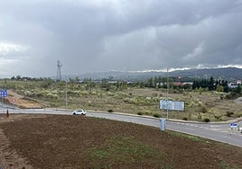 Al fondo, la parcela del polígono de Bobes en la que quiere instalarse Costco.