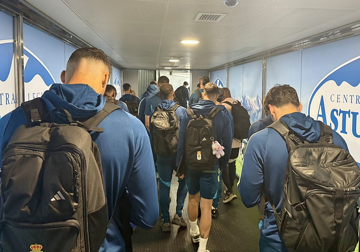 La expedición del Real Oviedo, embarcando en el avión que los traslada a Valencia.