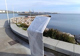 Imagen del monolito que se descubrirá este lunes en honor a Fernando Cadavieco y que también dará nombre a este paseo en la zona del Arbeyal.