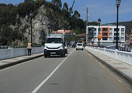 Vehículos circulando por el puente de Ribadesella, que desde este lunes será objeto de restricciones de tráfico.