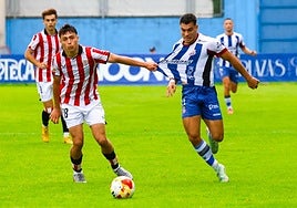 Los jugadores del Real Avilés celebran el gol de la victoria.