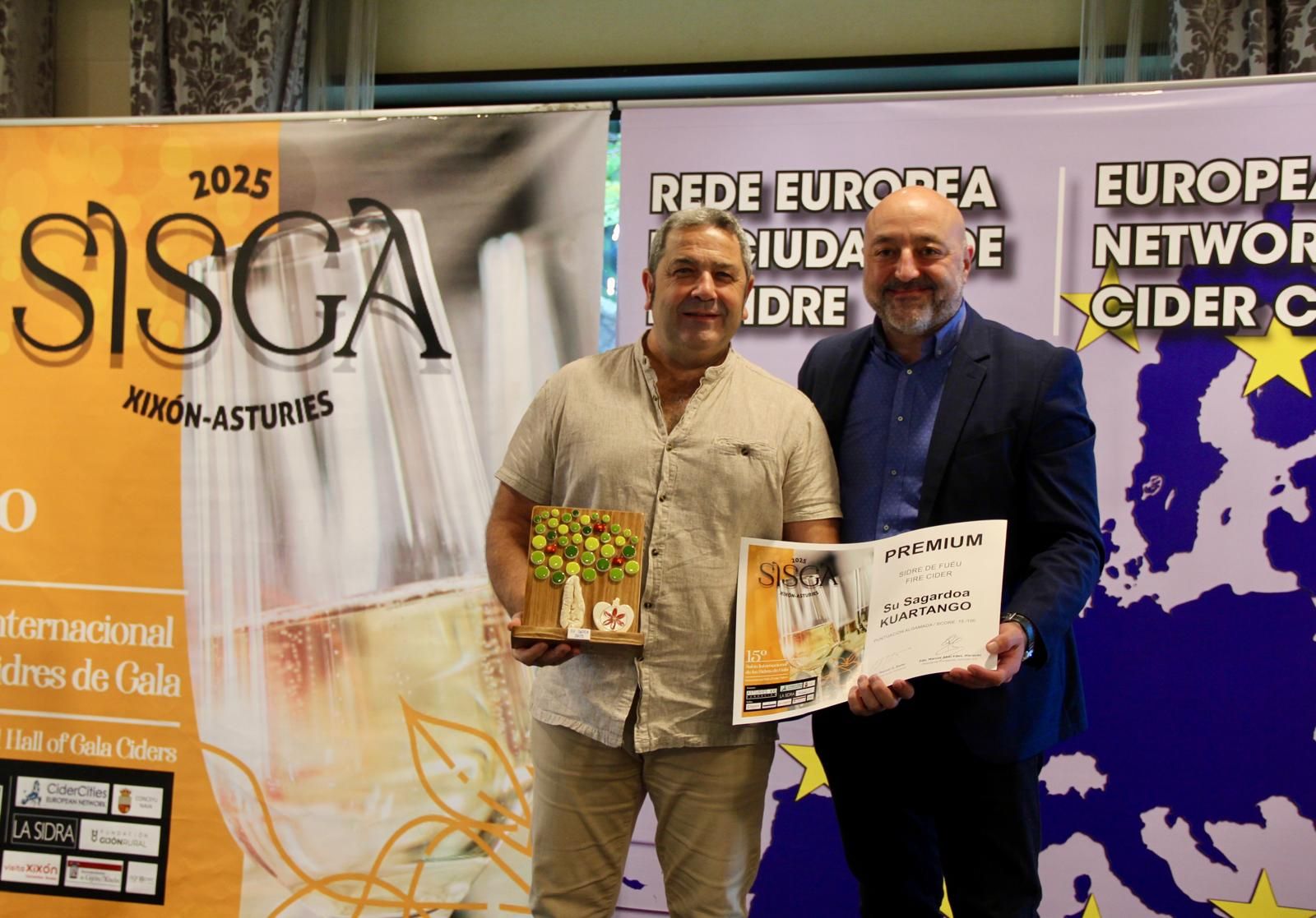 El representante del llagar Kurtango junto al edil de Servicios Sociales, Guzmán Pendás.