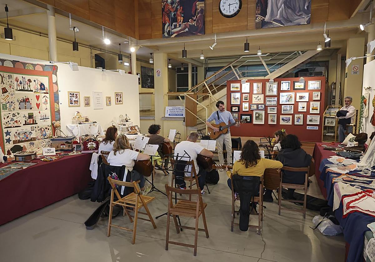 En la Escuela de Artes y Oficios hay una oferta variada de cursos, destacando la pintura,