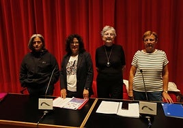 La concejala de Igualdad, Lucía Fernández Ron, junto a la presidenta de la Asociación de Amas de Casa, Aurora González.