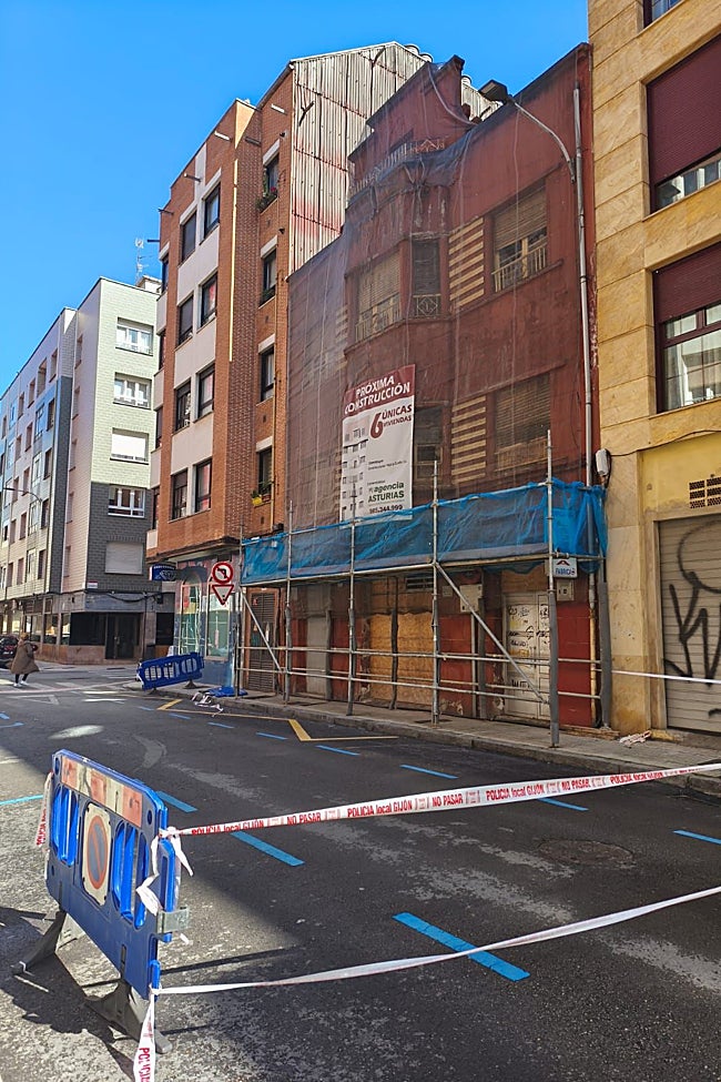 La calle Pedregales, en Laviada, cerrada desde hace días por seguridad.