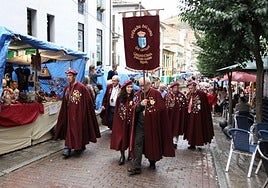 Cofrades del Vino de Cangas desfilan en una pasada edición de la Fiesta de la Vendimia.