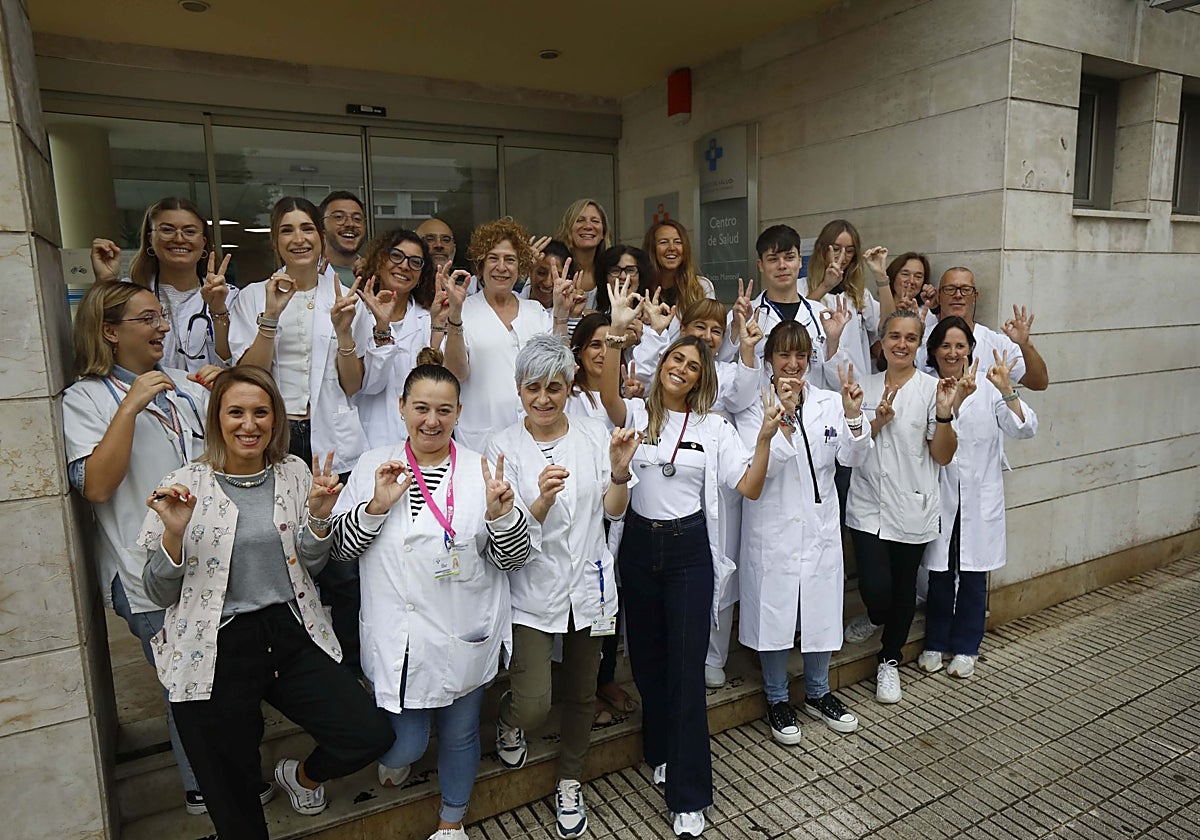 Foto de familia de médicos, enfermeras, matronas, TCAE, administrativos, dentista, higienista, fisioterapeuta, psicólogo, trabajadora social y celador del centro de salud celebrando el veinte aniversario.
