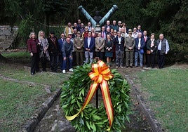 Los asistentes al acto en la fábrica de Trubia con el monumento al general Elorza a sus espaldas.