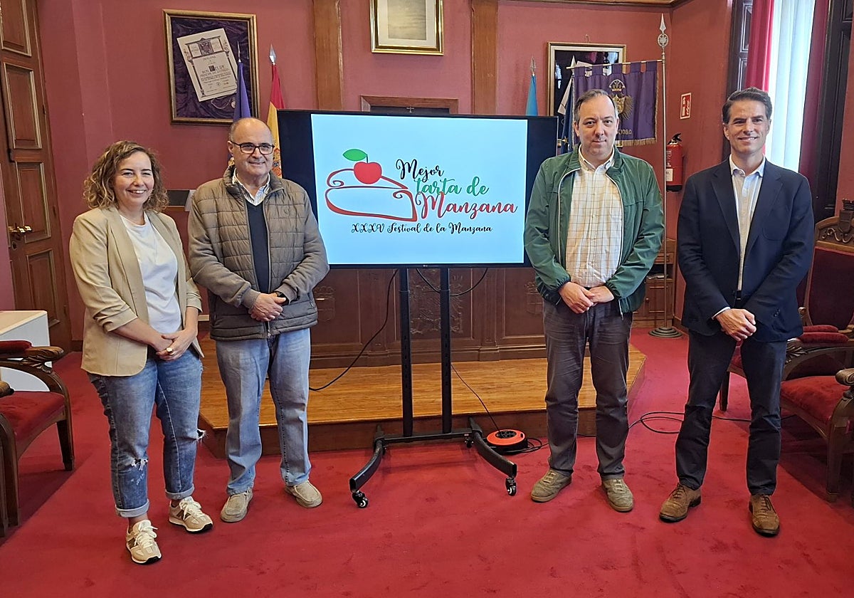 Presentación de la segunda edición del concurso La Mejor Tarta de Manzana de Villaviciosa con la edil de Desarrollo Local, Rocío Vega; el pastelero Ángel Sánchez, de la Confitería Colón: el alcalde Alejandro Vega; y el representante del Gremio de Confiteros de Asturias, Francisco Gayoso.