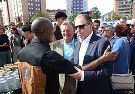 El alcalde, con gafas este sábado, en la inauguración del mercado de La Corredoria.