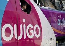 Un maquinista de Ouigo observa un tren Avlo que opera Renfe en la estación de Valladolid.