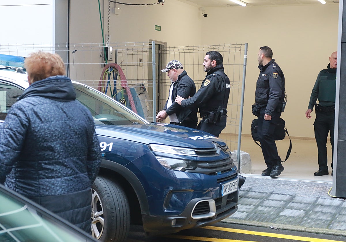 El acusado por la muerte de un hombre en un portal de Sama de Langreo, tras prestar declaración.