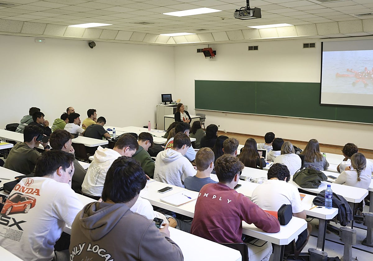 Estudiantes de primer año, siguiendo una clase en una de las aulas de la Escuela de Marina Civil.
