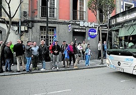Trabajadores de TUA ante un autobús durante la huelga del pasado septiembre.