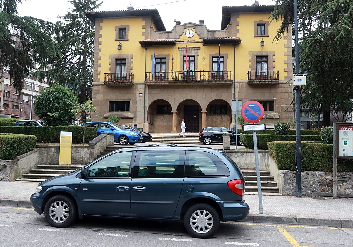 Fachada del Ayuntamiento de Lena.