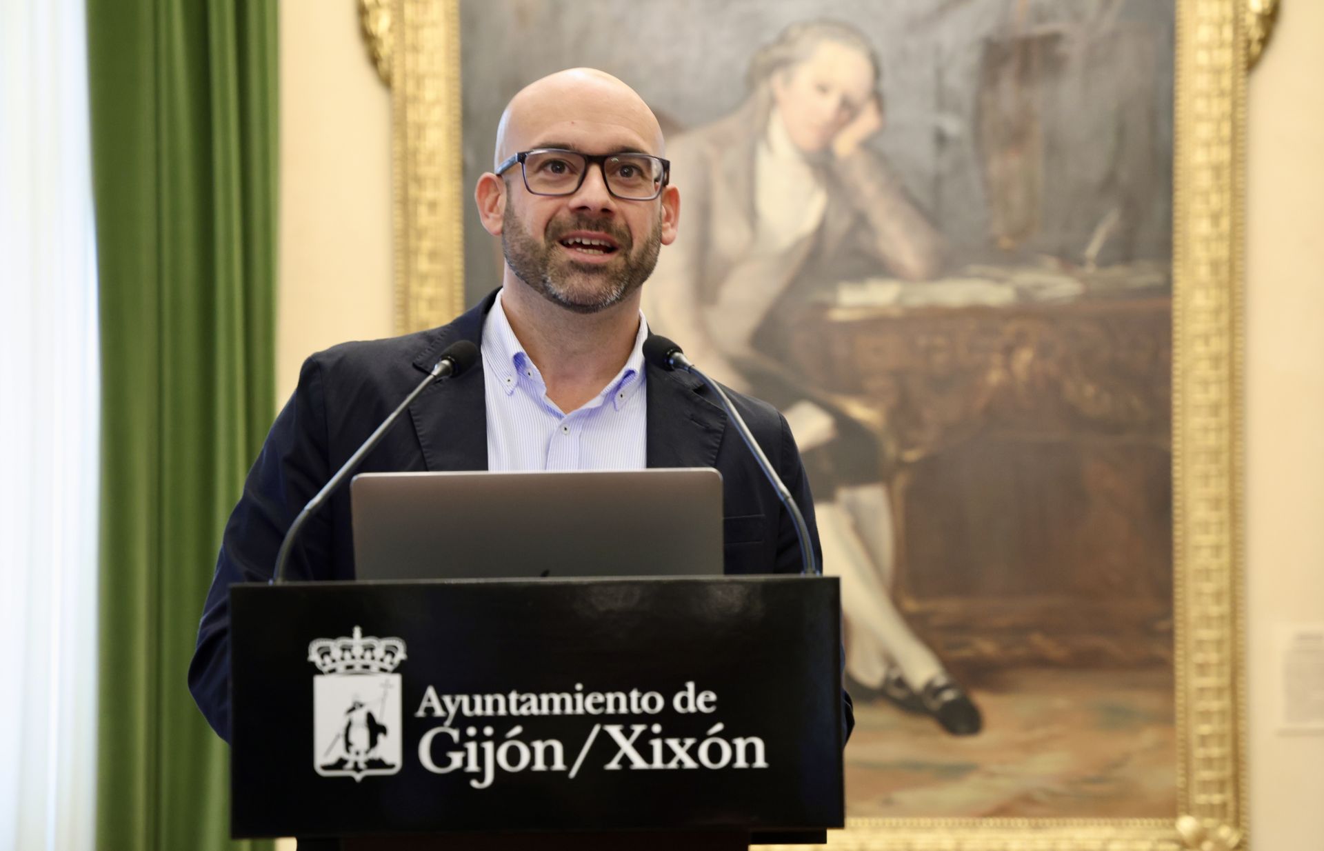 Jesús Martínez Salvador, portavoz de la junta de gobierno del Ayuntamiento de Gijón, durante la rueda de prensa, en el salón de recepciones municipal.