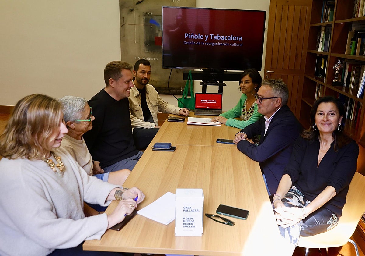 Goretti Avello, Belén García, Sergio Álvarez, Aitor Martínez, Gilberto Villoria, Montserat López Moro y María López Castro, en la reunión mantenida ayer en el Antiguo Instituto