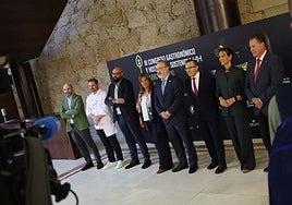 Diego Oliveira, de EL COMERCIO; el chef Josep Moreno; Miguel Llano, de Idearedonda; la vicepresidenta del Principado, Gimena Llamedo; Alfredo García Quintana, concejal de Hostelería y Turismo del Ayuntamiento de Oviedo; Fernando Corral, vicepresidente de Otea; María Troncoso, de Coca-Cola Europacific Partners Iberia, y Félix Baragaño, de la Cámara de Comercio de Gijón.