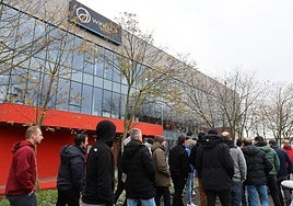 Trabajadores de Windar concentrados el pasado mes de diciembre ante la sede de la empresa en el PEPA.