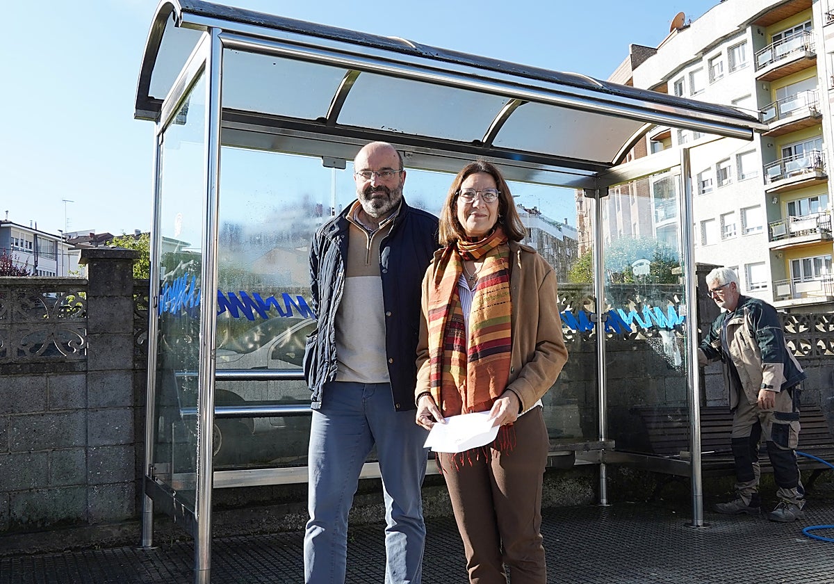 El técnico municipal, José Antonio Martínez, junto a la edil de Comercio y Hostelería, Movilidad y Transporte Público, Patricia Antuña.