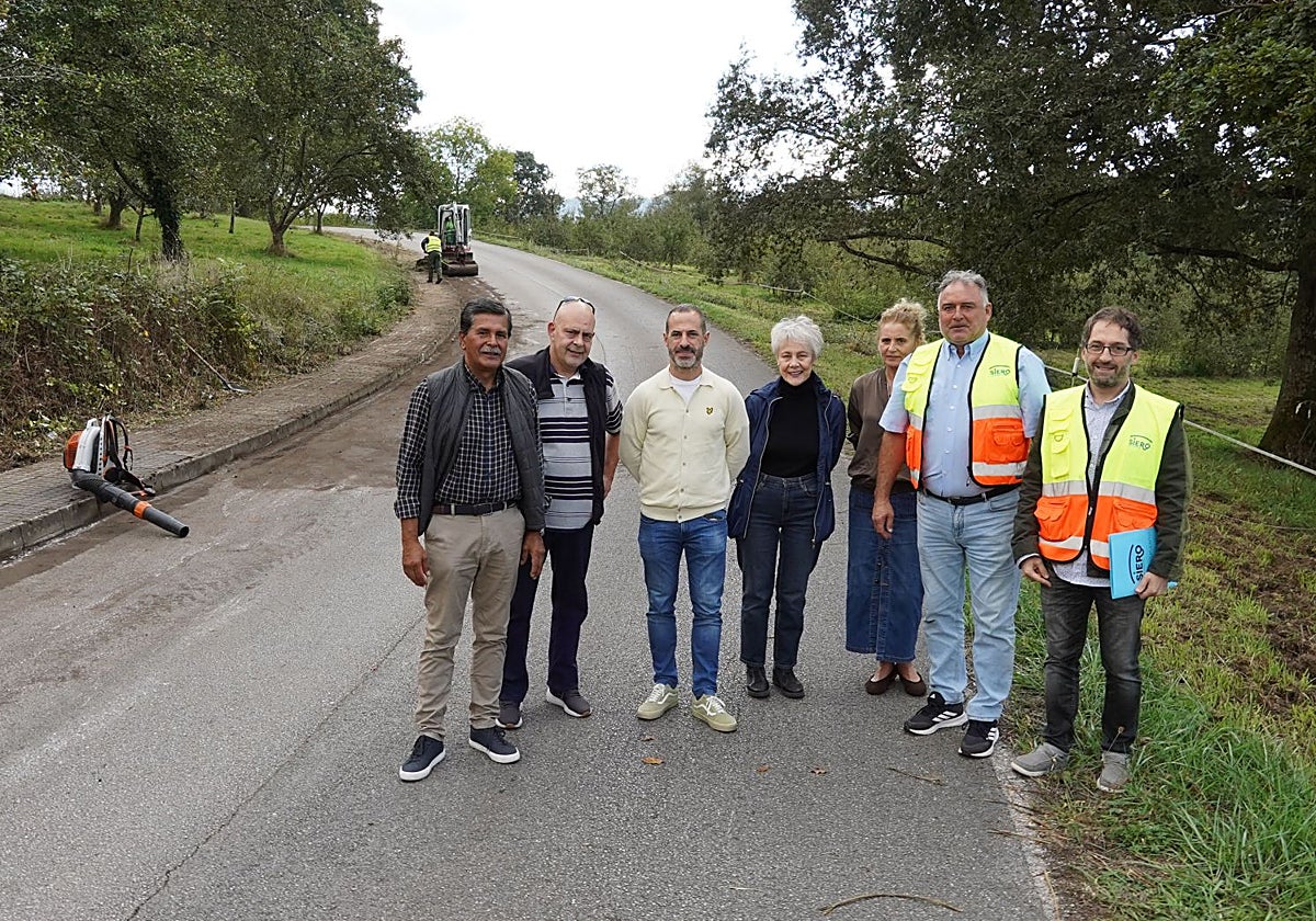 Rodeando al alcalde de Siero, Ángel García, y al edil de Medio Rural, Alejandro Valle, los vecinos Jorge Gaete, Ernesto Real, Mercedes Fernández y Práxedes Rea, con el técnico municipal David Llanos.
