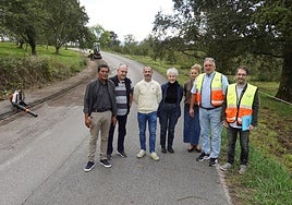 Rodeando al alcalde de Siero, Ángel García, y al edil de Medio Rural, Alejandro Valle, los vecinos Jorge Gaete, Ernesto Real, Mercedes Fernández y Práxedes Rea, con el técnico municipal David Llanos.