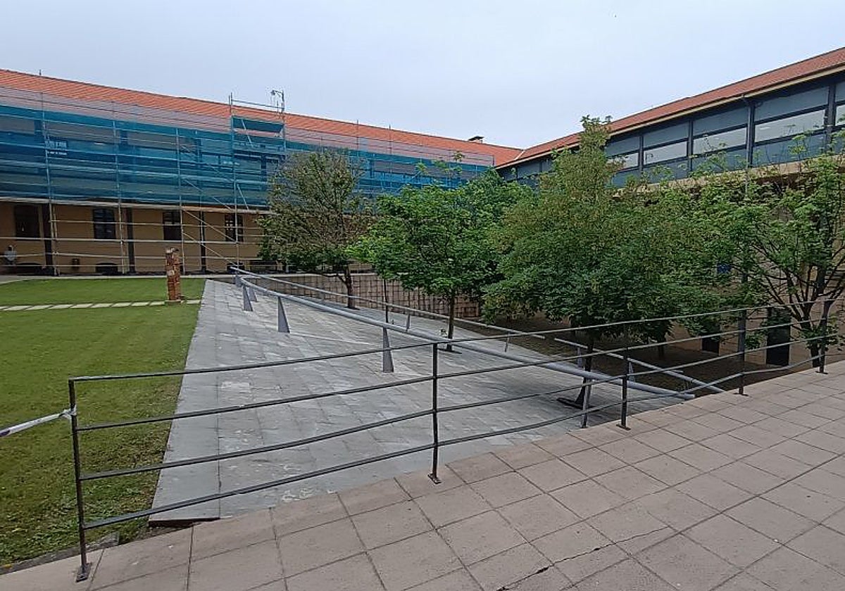 Configuración actual del patio interior, donde destaca una rampa que servirá de base para las gradas.